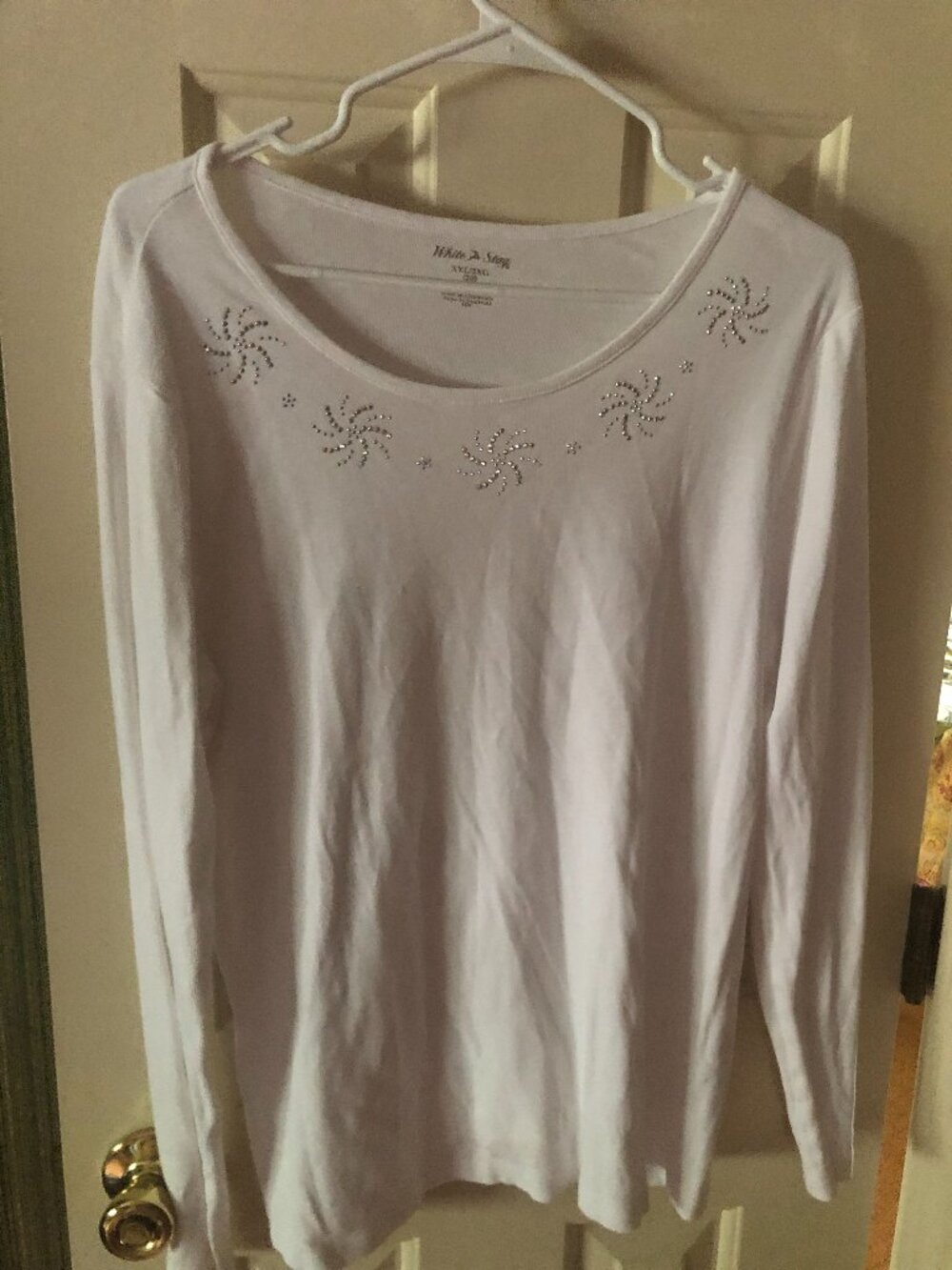 White Christmas top with sparkly silver bursts on neckline,L/S Sz Lg